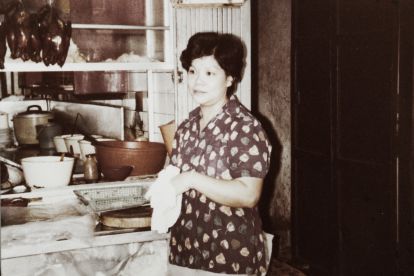 Madam Yu Lye Kuan working in the Chew Kee kitchen