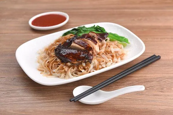 Soy Sauce Chicken Hor Fun (豉油鸡河粉)