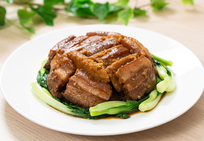Braised pork belly with garlic and ginger in soy sauce